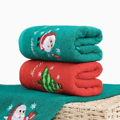 La boîte cadeau de Noël est un ensemble de serviettes en coton 100% avec un design tricoté et une broderie personnalisée.