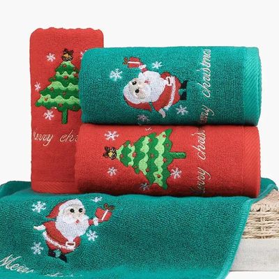 La boîte cadeau de Noël est un ensemble de serviettes en coton 100% avec un design tricoté et une broderie personnalisée.