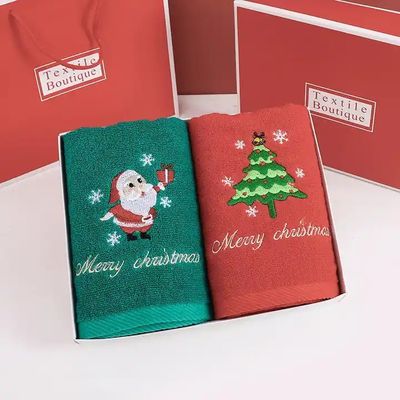 La boîte cadeau de Noël est un ensemble de serviettes en coton 100% avec un design tricoté et une broderie personnalisée.