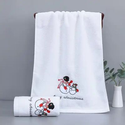 La boîte cadeau de Noël est un ensemble de serviettes en coton 100% avec un design tricoté et une broderie personnalisée.
