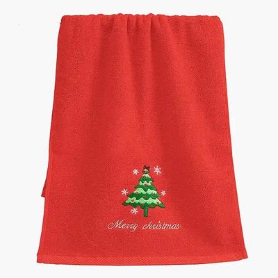 La boîte cadeau de Noël est un ensemble de serviettes en coton 100% avec un design tricoté et une broderie personnalisée.