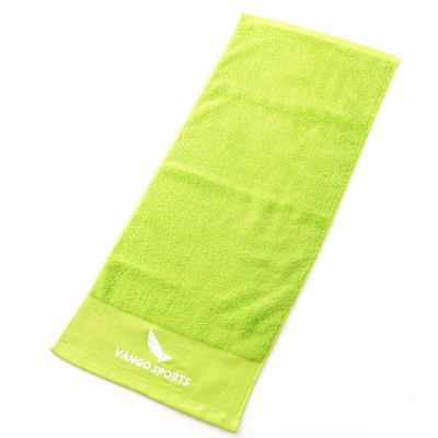 Une serviette en coton personnalisée absorbe efficacement l'eau et ne laisse pas de lingot