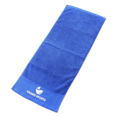Une serviette en coton personnalisée absorbe efficacement l'eau et ne laisse pas de lingot