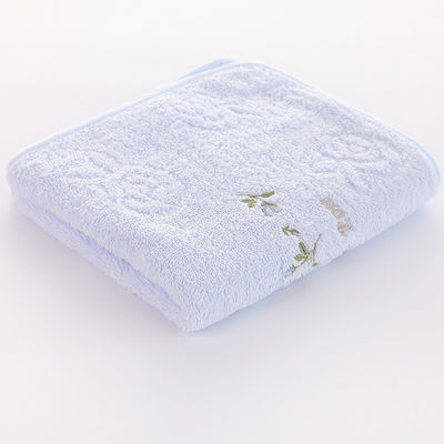 Composition de serviettes de bain pour invités avec haut GSM et logo brodé
