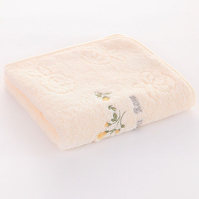 Composition de serviettes de bain pour invités avec haut GSM et logo brodé