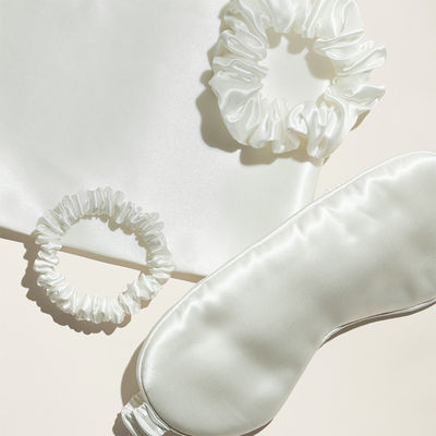 Des couvertures de cheveux en soie de luxe et un coussin parfait pour votre routine de beauté.