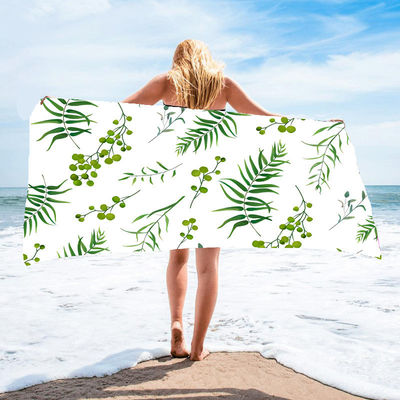 Des dessins animés personnalisables imprimés sur une serviette de plage et un design doux pour femme idéal pour le quotidien