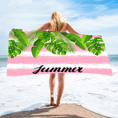 Des dessins animés personnalisables imprimés sur une serviette de plage et un design doux pour femme idéal pour le quotidien