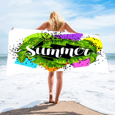 Des dessins animés personnalisables imprimés sur une serviette de plage et un design doux pour femme idéal pour le quotidien