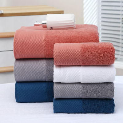 Une serviette de bain en coton de tissage ordinaire et des serviettes personnalisables pour les centres de bien-être