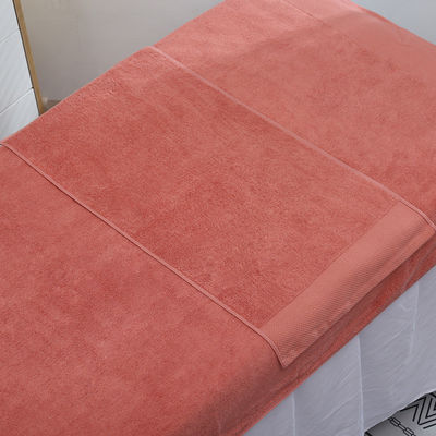 Une serviette de bain en coton de tissage ordinaire et des serviettes personnalisables pour les centres de bien-être