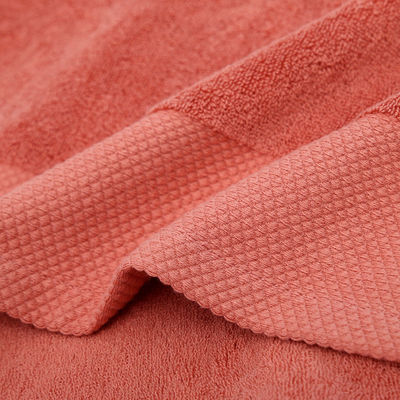 Une serviette de bain en coton de tissage ordinaire et des serviettes personnalisables pour les centres de bien-être