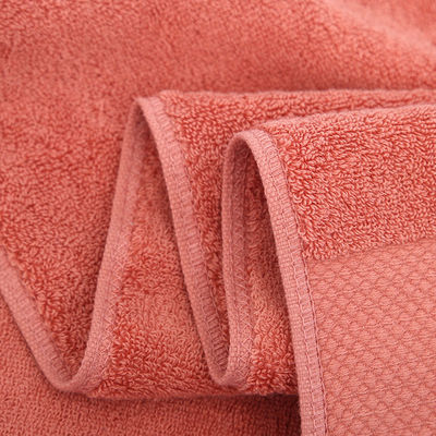 Une serviette de bain en coton de tissage ordinaire et des serviettes personnalisables pour les centres de bien-être