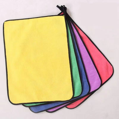Matériau en microfibres absorbant et non versant pour serviettes de cuisine rectangulaires personnalisables