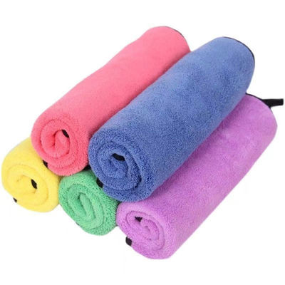 Matériau en microfibres absorbant et non versant pour serviettes de cuisine rectangulaires personnalisables