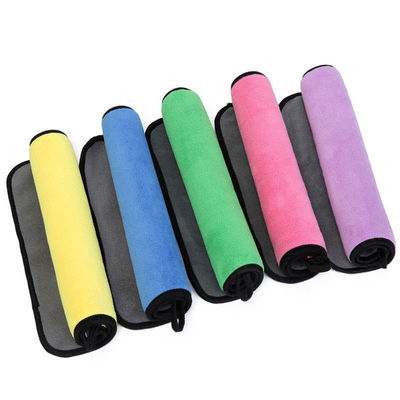 Matériau en microfibres absorbant et non versant pour serviettes de cuisine rectangulaires personnalisables
