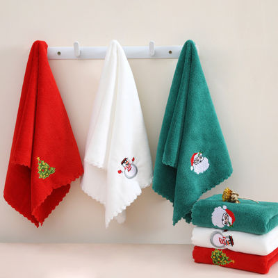 Accompagné de cadeau à la main Une serviette de Noël douce et absorbante en velours de corail pour l'année