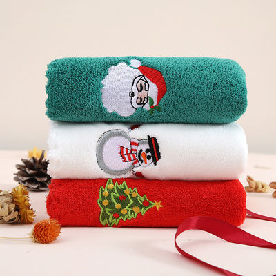 Accompagné de cadeau à la main Une serviette de Noël douce et absorbante en velours de corail pour l'année