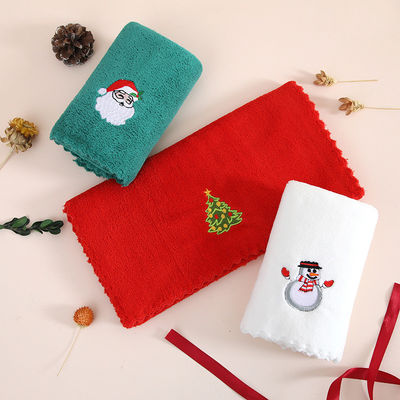 Accompagné de cadeau à la main Une serviette de Noël douce et absorbante en velours de corail pour l'année