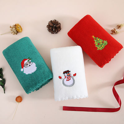 Accompagné de cadeau à la main Une serviette de Noël douce et absorbante en velours de corail pour l'année