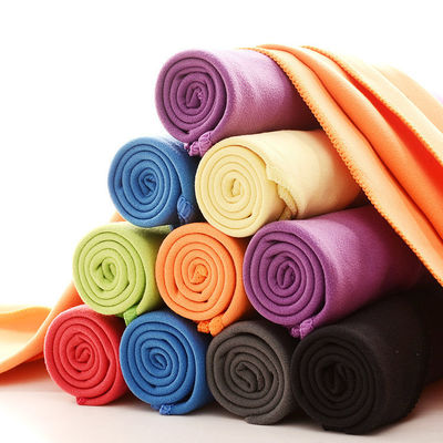 Touffe de voyage en fibres de polyester rectangulaire à séchage rapide pour un mode de vie actif