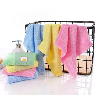 Une serviette pour bébé en coton mélangé pour enfants super doux et absorbant