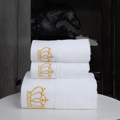Des serviettes en coton pur pour les hôtels et les ménages avec un logo personnalisé en blanc