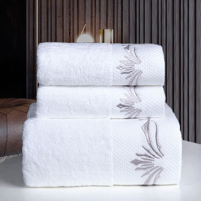 Des serviettes en coton pur pour les hôtels et les ménages avec un logo personnalisé en blanc