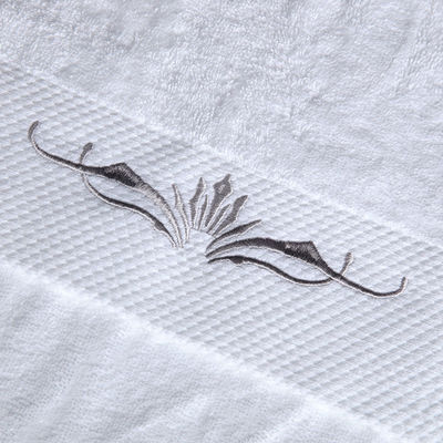 Des serviettes en coton pur pour les hôtels et les ménages avec un logo personnalisé en blanc