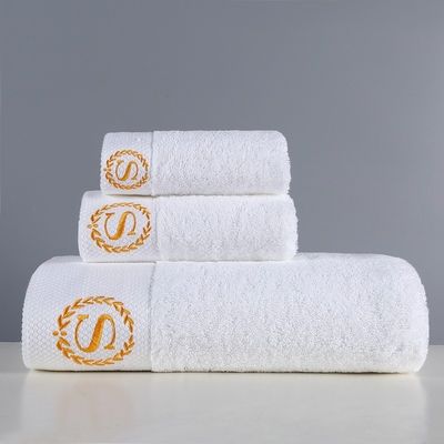 Ensemble de serviettes d'hôtel blanches à l'épreuve des enfants avec personnalisation brodée en coton pur