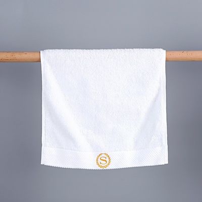 Ensemble de serviettes d'hôtel blanches à l'épreuve des enfants avec personnalisation brodée en coton pur