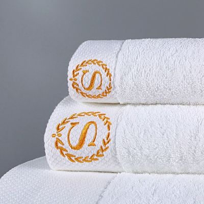 Ensemble de serviettes d'hôtel blanches à l'épreuve des enfants avec personnalisation brodée en coton pur