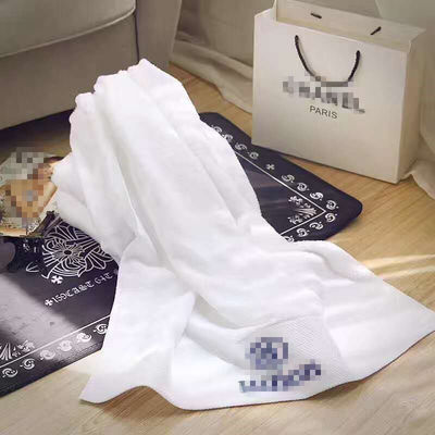 Ensemble de serviettes d'hôtel blanches à l'épreuve des enfants avec personnalisation brodée en coton pur