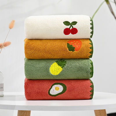 Améliorez votre collection de serviettes avec cette serviette en velours de corail brodée à écran complet