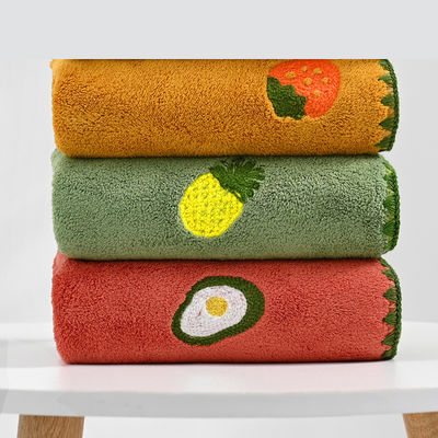 Améliorez votre collection de serviettes avec cette serviette en velours de corail brodée à écran complet