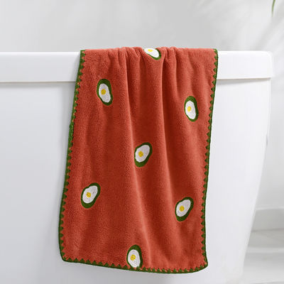 Améliorez votre collection de serviettes avec cette serviette en velours de corail brodée à écran complet