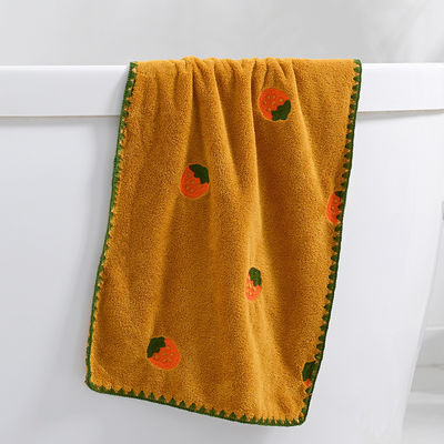 Améliorez votre collection de serviettes avec cette serviette en velours de corail brodée à écran complet