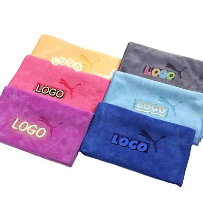 Une serviette de sport en microfibre personnalisée pour sécher rapidement et absorber la sueur dans le gymnase de yoga