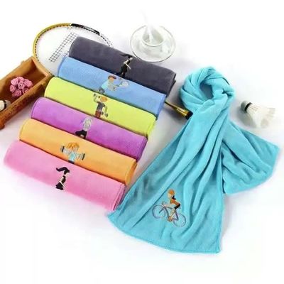 Une serviette de sport en microfibre personnalisée pour sécher rapidement et absorber la sueur dans le gymnase de yoga