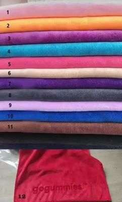 Une serviette de sport en microfibre personnalisée pour sécher rapidement et absorber la sueur dans le gymnase de yoga