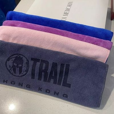 Une serviette de sport en microfibre personnalisée pour sécher rapidement et absorber la sueur dans le gymnase de yoga