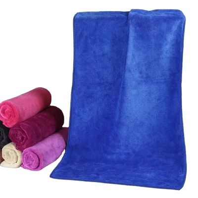 Une serviette de sport en microfibre personnalisée pour sécher rapidement et absorber la sueur dans le gymnase de yoga