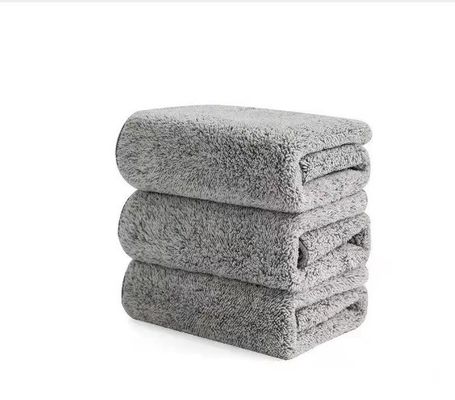 Une serviette de sport en microfibre personnalisée pour sécher rapidement et absorber la sueur dans le gymnase de yoga