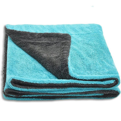 Des serviettes en microfibre en peluche pour le séchage des sièges d'auto