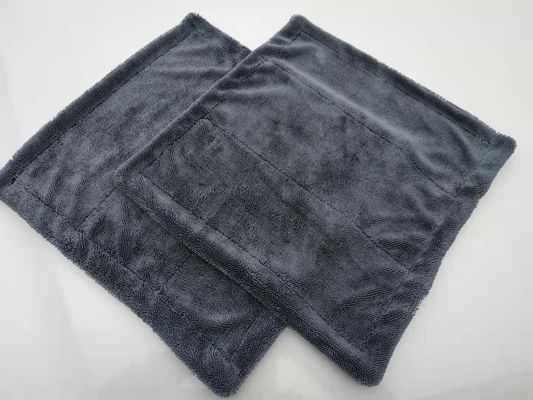 Des serviettes en microfibre en peluche pour le séchage des sièges d'auto