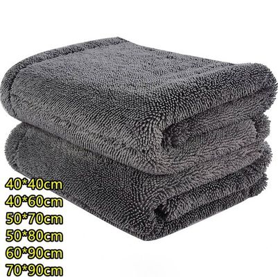 Des serviettes en microfibre en peluche pour le séchage des sièges d'auto