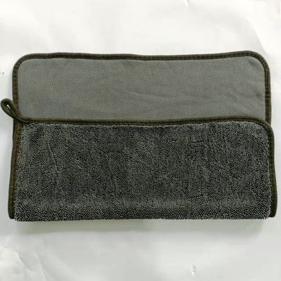 Des serviettes en microfibre en peluche pour le séchage des sièges d'auto