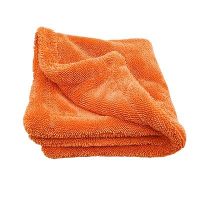 Des serviettes en microfibre en peluche pour le séchage des sièges d'auto