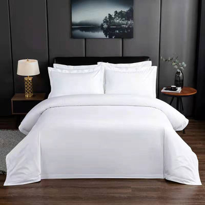 Des draps rayés adaptés à toutes les saisons sont utilisés dans les hôtels de luxe pour faciliter les soins et favoriser le design
