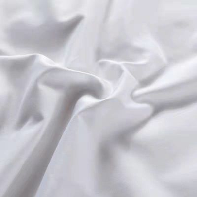 Des draps rayés adaptés à toutes les saisons sont utilisés dans les hôtels de luxe pour faciliter les soins et favoriser le design